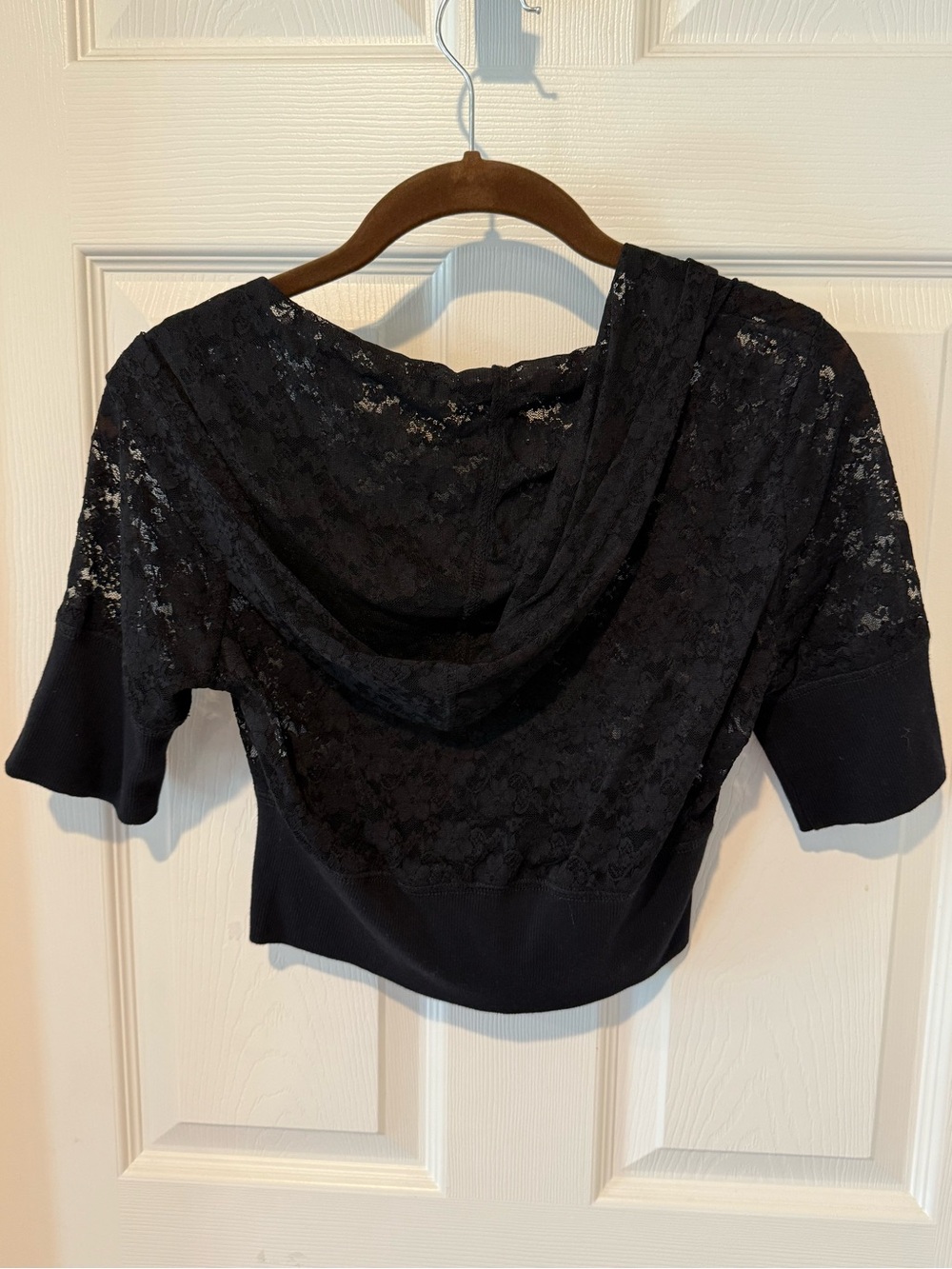 NWT Love By Design Black Lace Hooded Elbow Sleeve Top Womens Medium - Picture 3 of 4